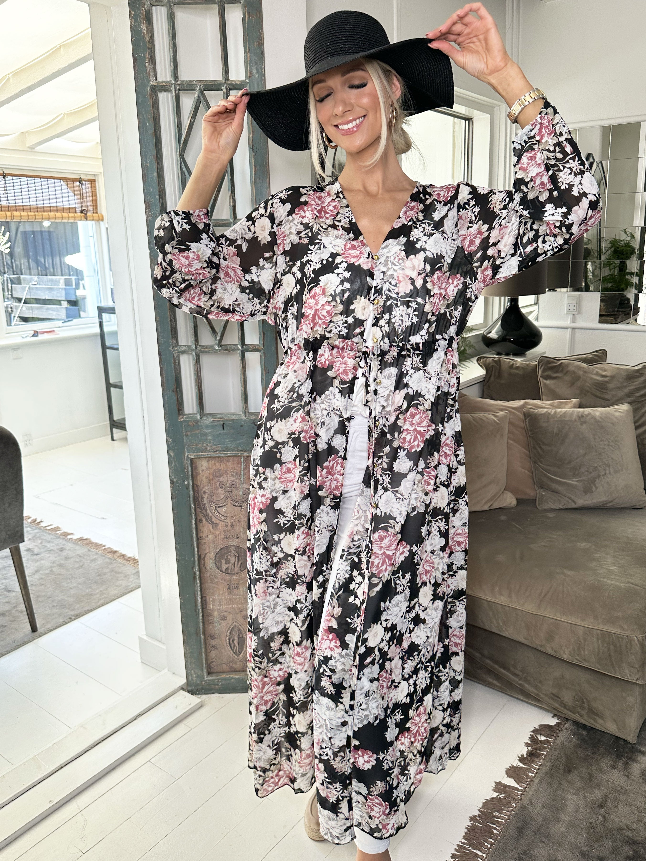 Stine - Sød lang kimono med blomsterprint